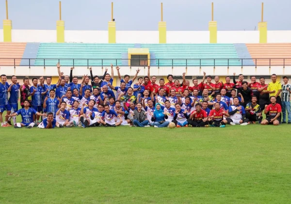 Pertandingan Persahabatan Sepak Bola Antara Pemprov FC dan Setkab FC Pererat Silaturahmi