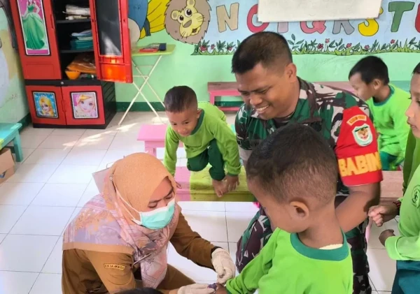 Babinsa Baros Dukung Imunisasi Polio Nasional