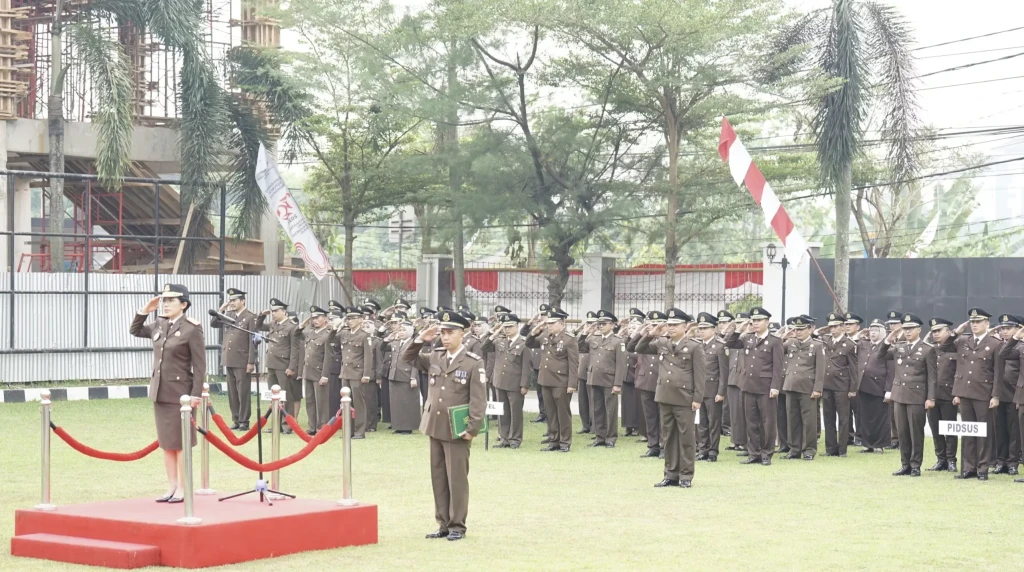 Kepala Kejaksaan Tinggi Banten Rayakan Kemerdekaan RI ke-79 dengan Upacara dan Pembentangan Bendera Raksasa