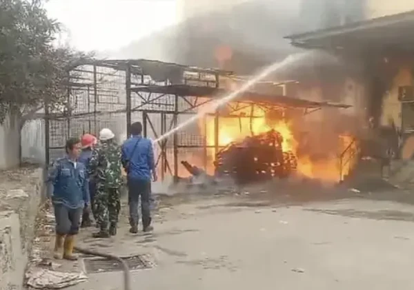 Kebakaran Gudang Valet Transmart Serang: Tim Pemadam Kebakaran dan Babinsa Bekerja Sama Kendalikan Api