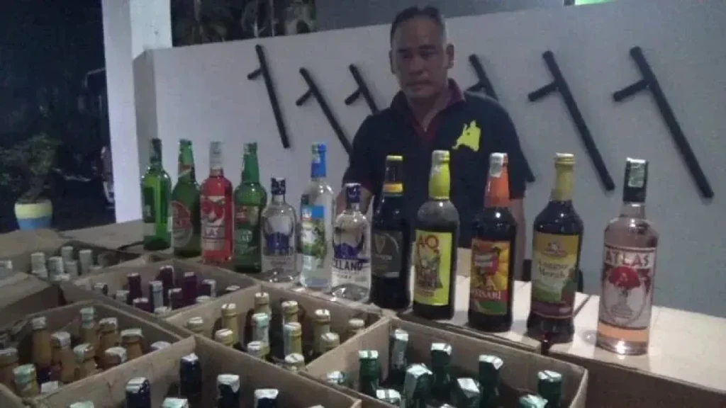 Petugas Trantibum Ciledug Gerebek Toko Plastik Mika yang Edarkan Minuman Keras Ilegal