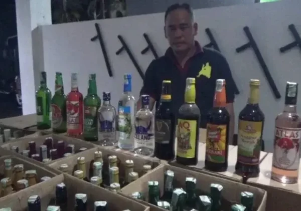 Petugas Trantibum Ciledug Gerebek Toko Plastik Mika yang Edarkan Minuman Keras Ilegal