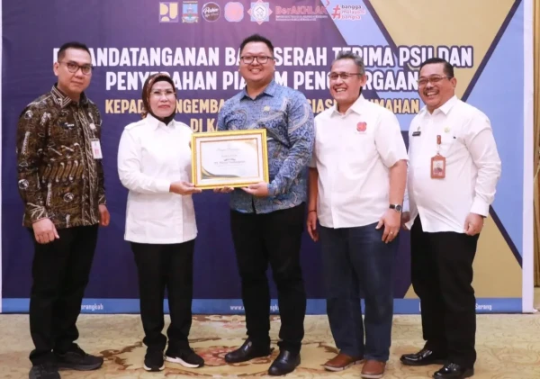 Bupati Serang Teken Serah Terima PSU Perumahan dan Serahkan Penghargaan kepada Pengembang