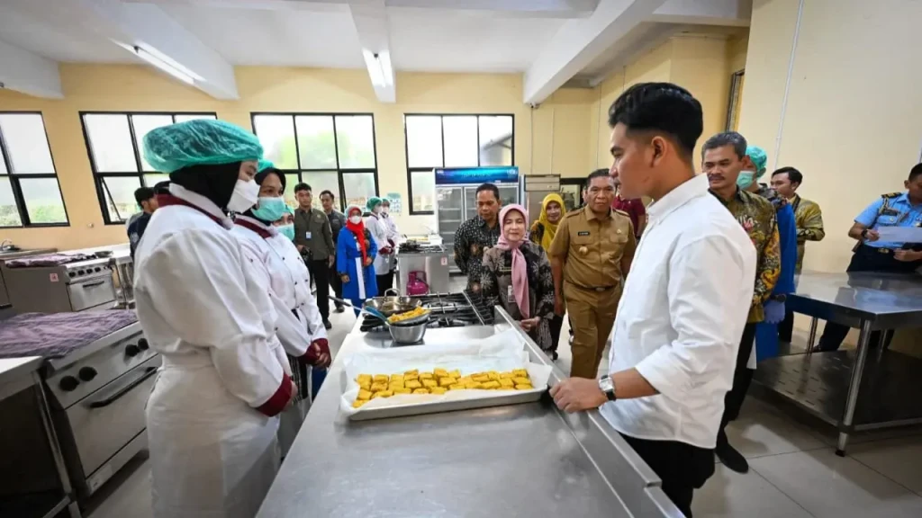 Wapres Gibran Rakabuming Tinjau Uji Coba Program Makan Bergizi Gratis di SMKN 3 Tangerang