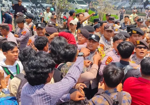 HUT ke-499 Kabupaten Serang Sempat Ricuh, Mahasiswa dan Polisi Saling Dorong di Depan Pendopo