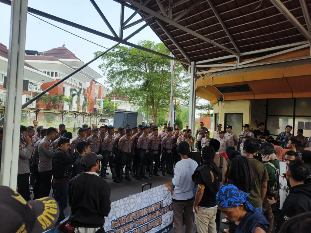 Warga Cileles Sampaikan Aspirasi Jalan Rusak ke DPRD Banten, Soroti Ketimpangan Pembangunan di Usia 25 Tahun Provinsi