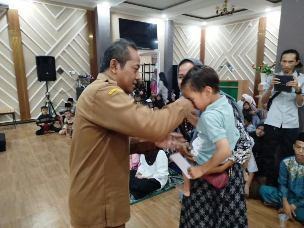 Peringati HUT ke-2, Forum Wartawan Banten Santuni 100 Anak Yatim — Kadis Kominfo: “FWB Mitra Penting Pemerintah dalam Membangun Kota Serang”