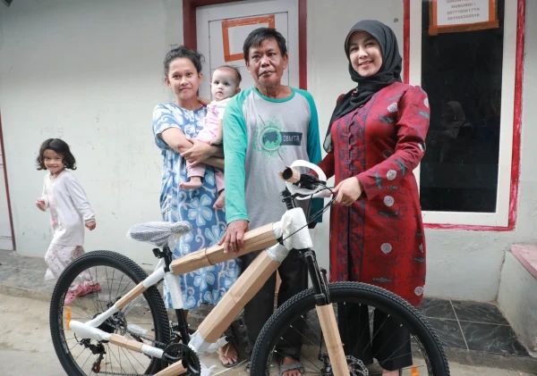 Kisah Haru Pak Usman yang Viral, Ibu Wali Kota Datang Membawa Hadiah Tak Terduga