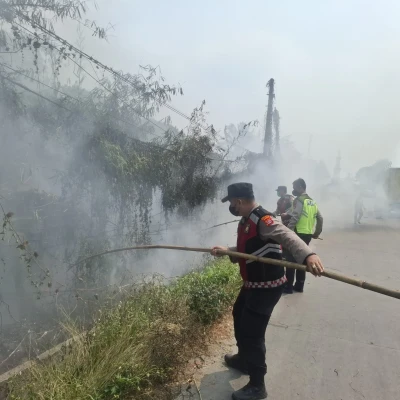 Kebakaran Lahan di Cikande Nyaris Jalar ke Kabel Listrik, Diduga Dipicu Pembakaran Sampah